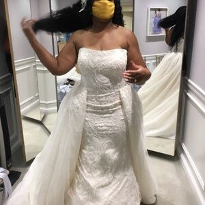 Elegant Strapless Wedding Gown